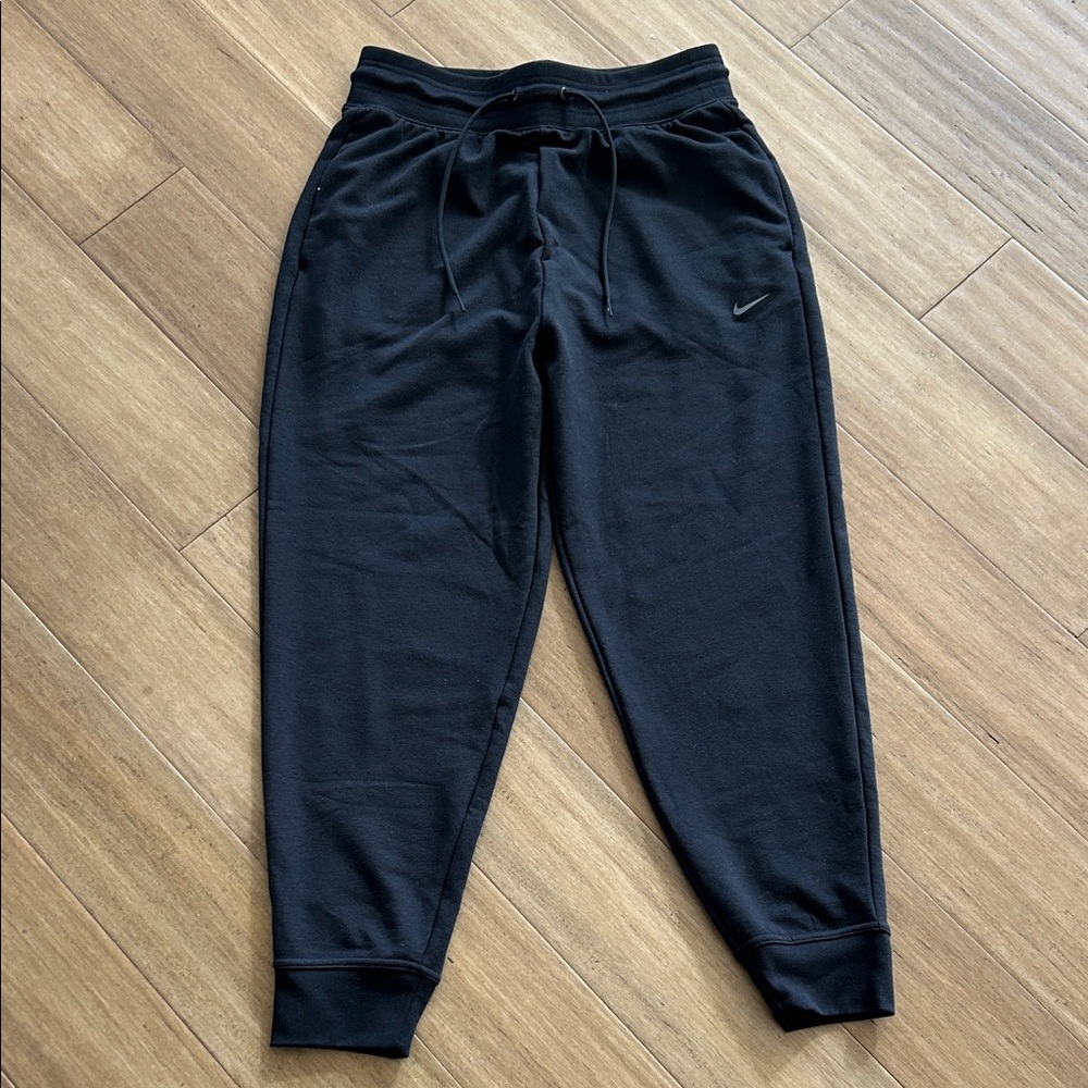Nike Women’s Standard Fit High Rise 7/8 Length Black Sweatpants
